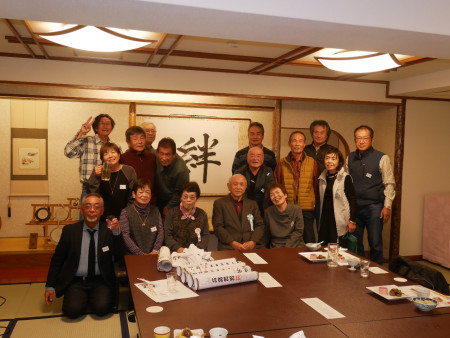 ふるさと･校歌斉唱前に集合写真（前列；長野・田中・長野先生・大六野先生・深堀　中列；吉村・川路・上薗・加治屋・松下・室屋　後列；池平・川原（康）・川原（修）・宇都・山口）